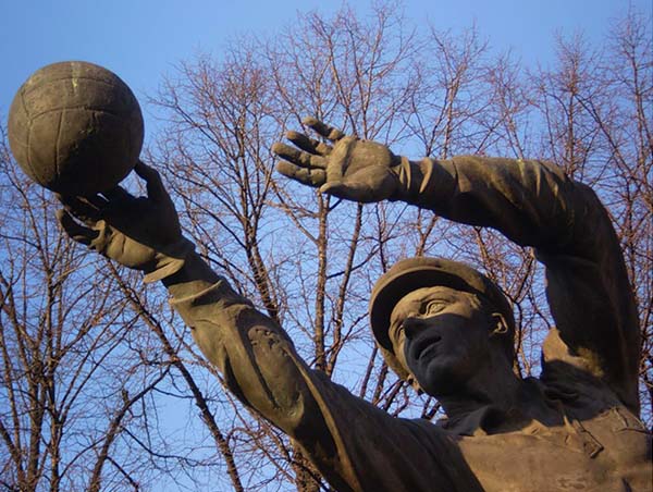 Памятник Льву Яшину Памятник Льву Яшину