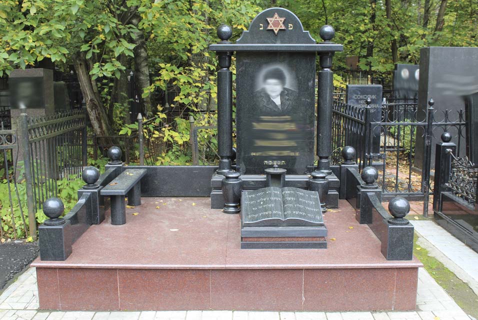 Памятник фото на кладбище черного цвета