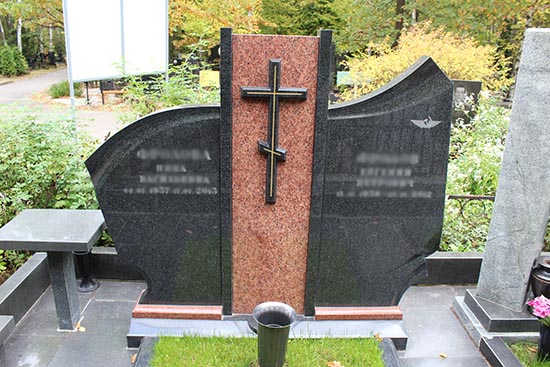 Православный памятник на кладбище